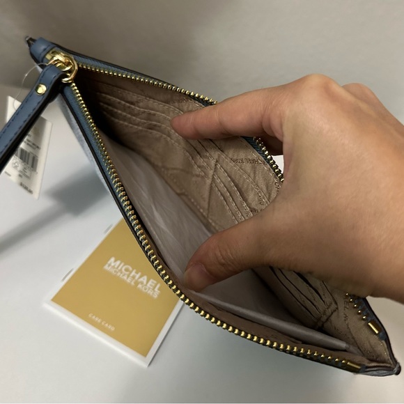 Michael Kors  Jet Set  LG Zip Clutch Wristlet - Picture 7 of 10